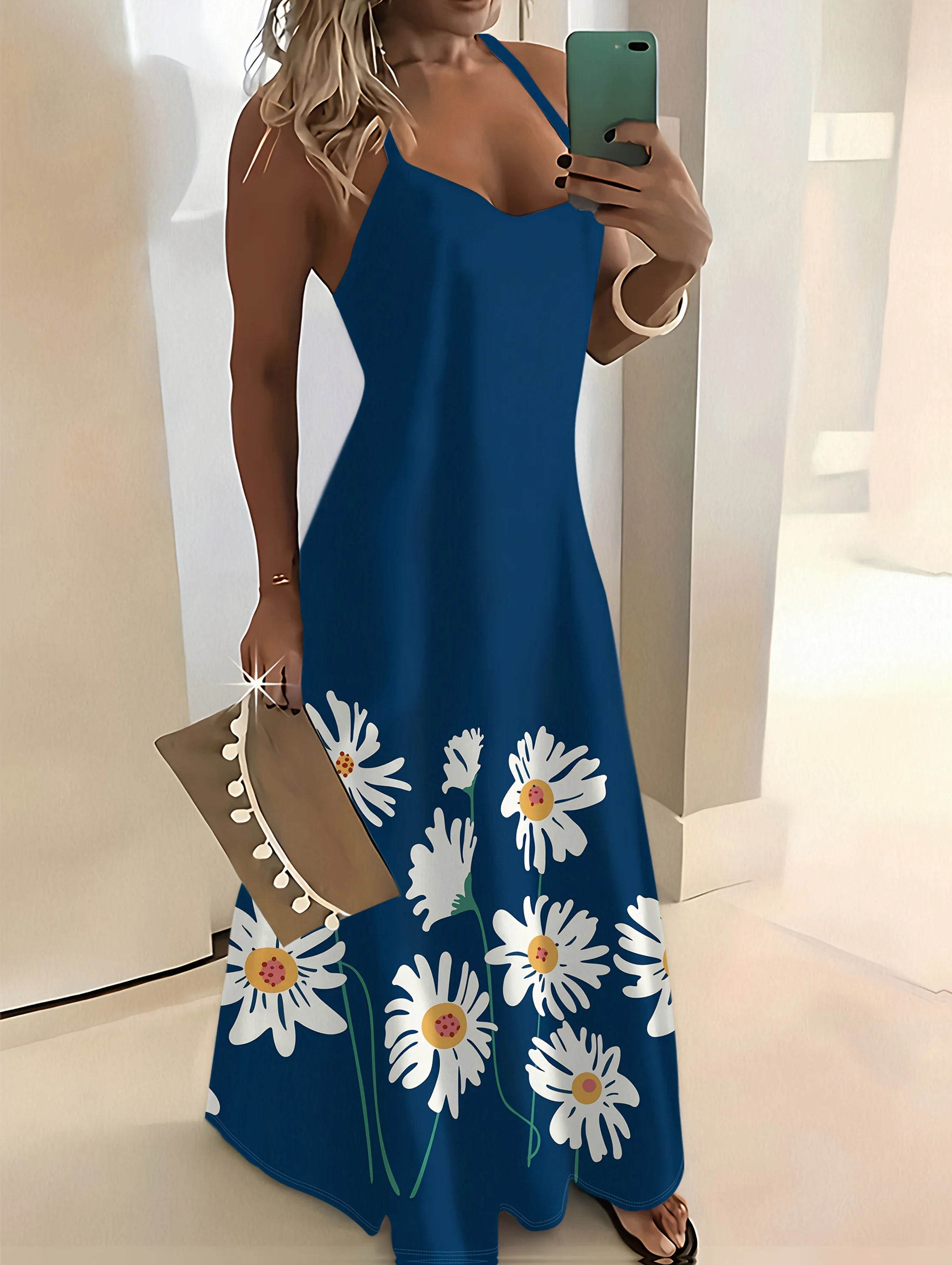 

Макси-платье с принтом белых ромашек, желтым центром и синими бретелями-спагетти