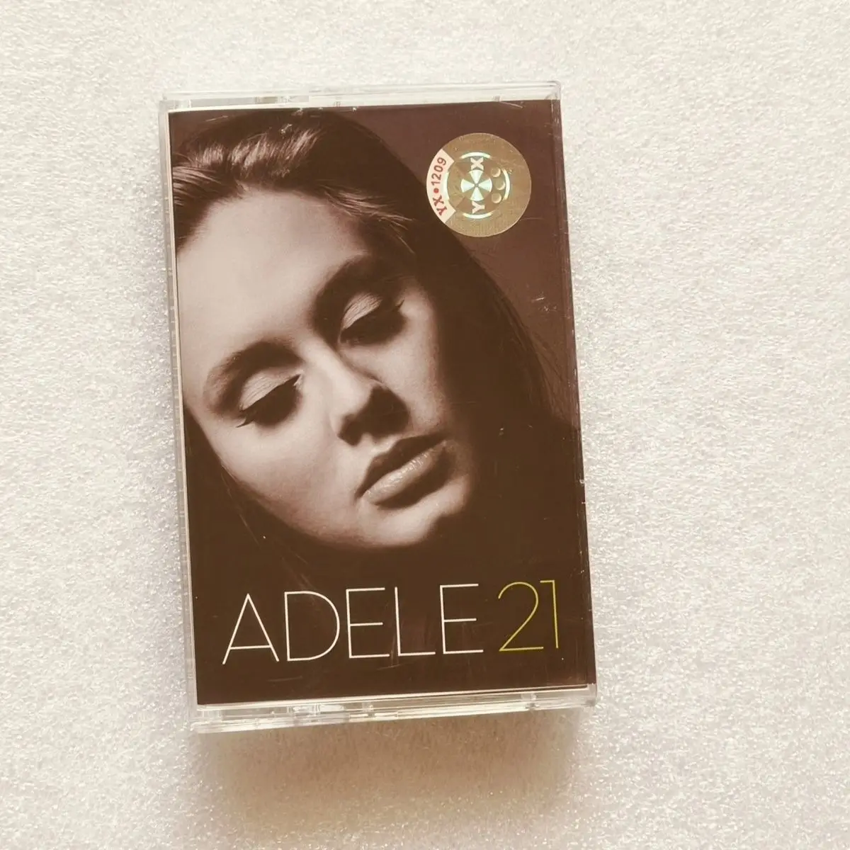 

Коллекционная аудиокассета с классическими английскими хитами: нежный голосовой стиль, текстурированная поверхность, ретро-музыка, ностальгическая лента для прослушивания