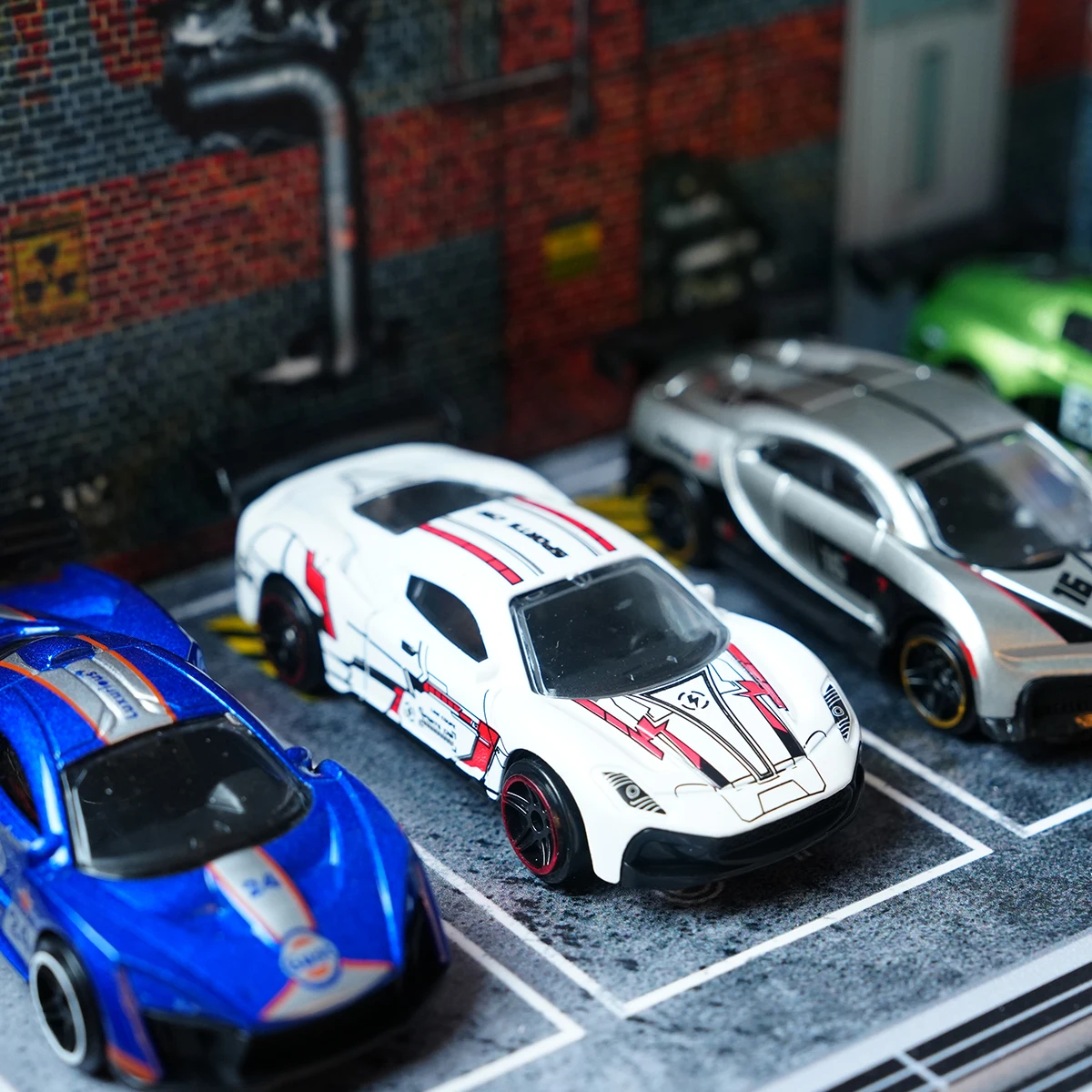 

Модель суперкара из бело-красного сплава 1:64, крутая гоночная краска, игрушка для мальчика/подарок, детские игры, украшение дома, семейное взаимодействие, коллекция фанатов автомобиля