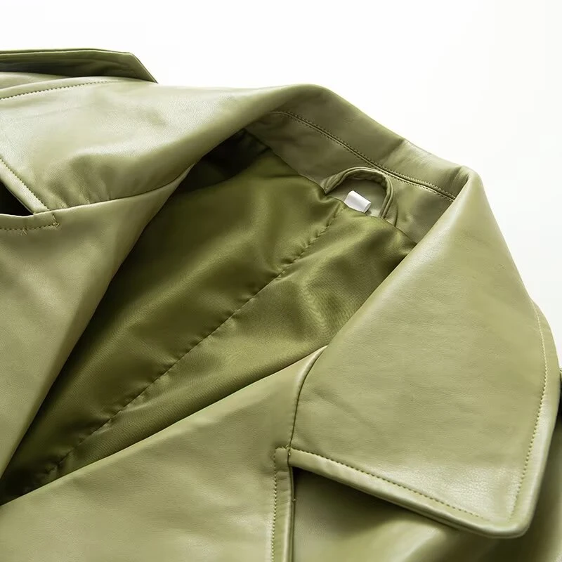 เสื้อโค้ทกันลมหนังยาวสีพื้นทรงหลวมประดับเข็มขัดที่ไหล่  คอลเลคชั่นฤดูใบไม้ร่วงใหม่สำหรับผู้หญิงจาก KEYANKETIAN