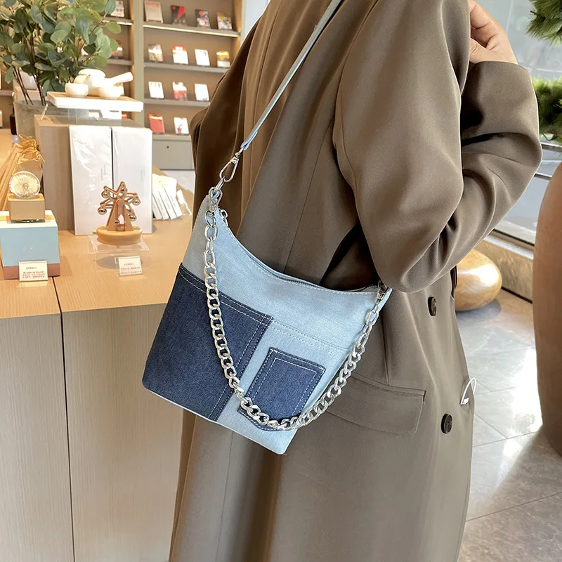 

2023 New Fashion Niche Design Large Capacity Denim Contrast Panels Chain Shoulder Crossbody Bags For Women