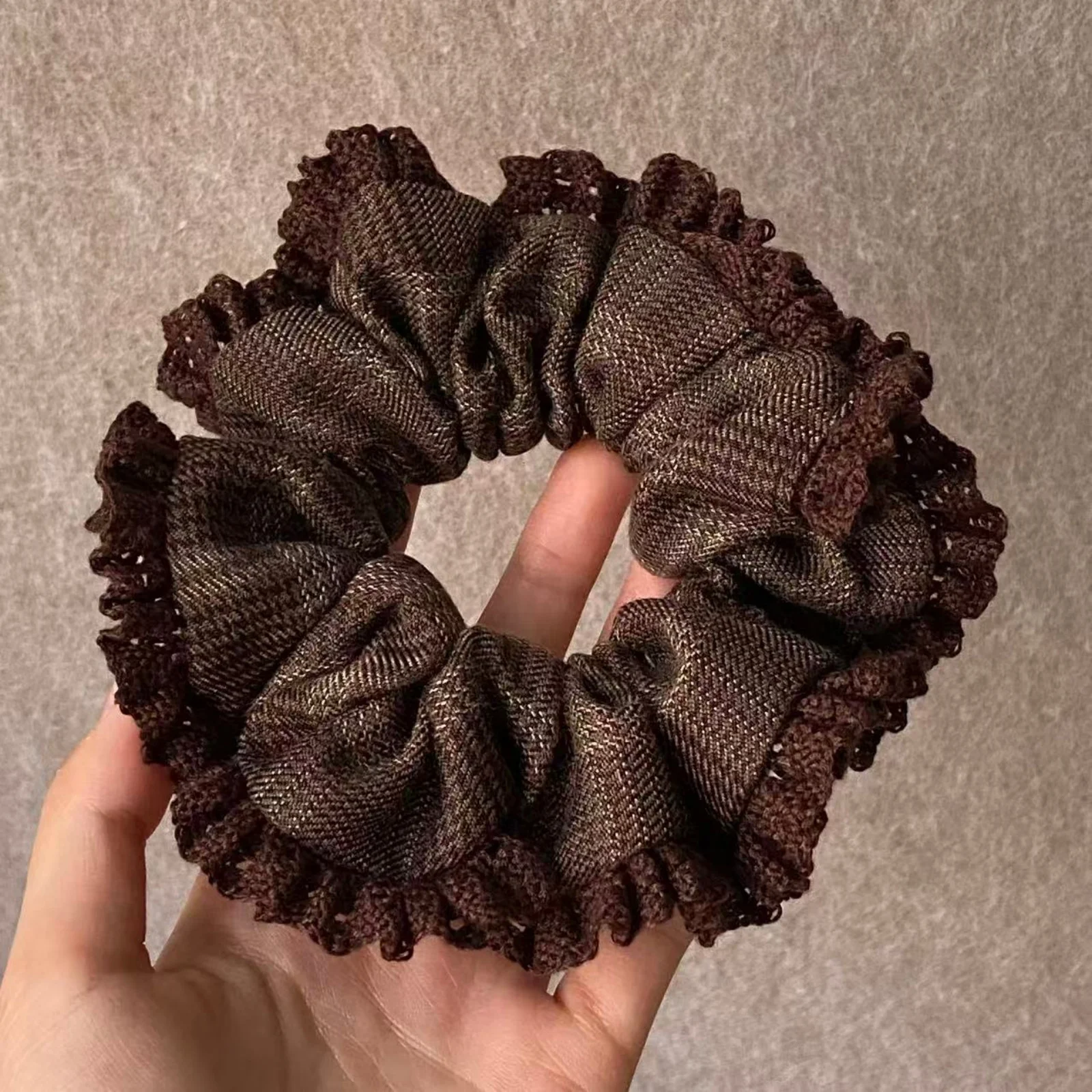 1 STÜCK Scrunchies Damen Braunes Haar-Accessoire Vintage-Spitzenbesatz Strukturierter Stoff Elastisches Haarband Schickes Haargummi für den täglichen Gebrauch