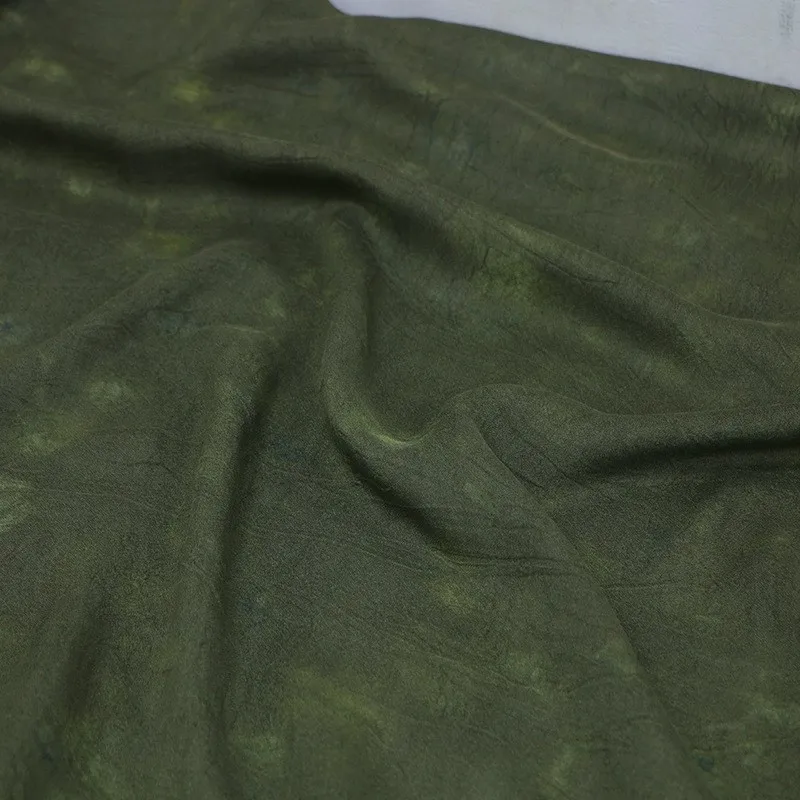 

The natural fingerprint fabric is made of grass and wood poetry mud on oak silk double-dyed with sophora flower mugwort