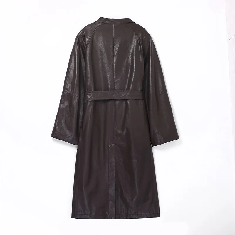 معطف نسائي جديد من الجلد الطبيعي بقهوة عميقة لعام 2025 معطف أنيق بياقة واقفة وخياطة غير رسمية وحزام صورة ظلية فضفاض ملابس خارجية