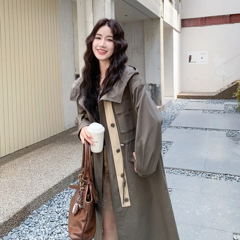 

A new youthful and stylish workwear trench coat with mid-length waist