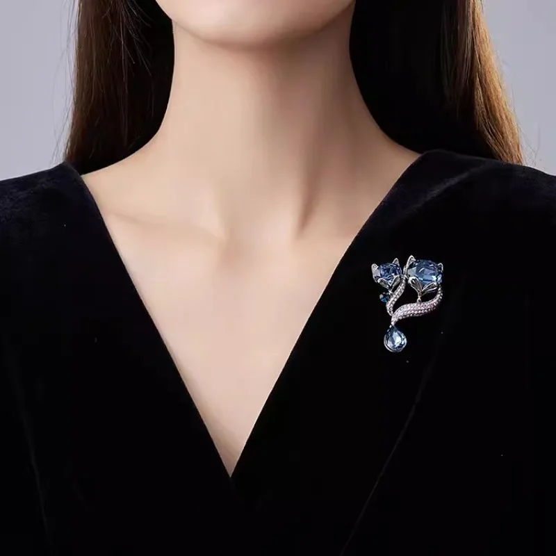 ブルークリスタルキツネのブローチ女性のためのファッショナブルな動物コサージュピンジュエリースーツアクセサリー友人パーティーコスプレギフト