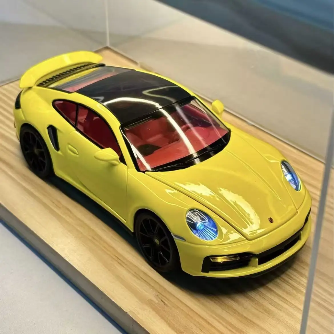 

1:24 Classic 911 Sports Car Diecast Alloy Model Shock Absorption Light Sound Design Birthday Gift For Children