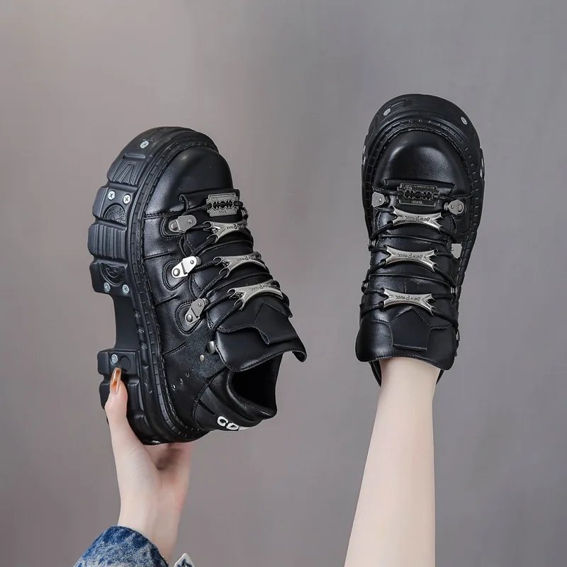 

Черные кроссовки на платформе в стиле панк | Металлическая пряжка, цепочка и функциональная — острый темный стиль