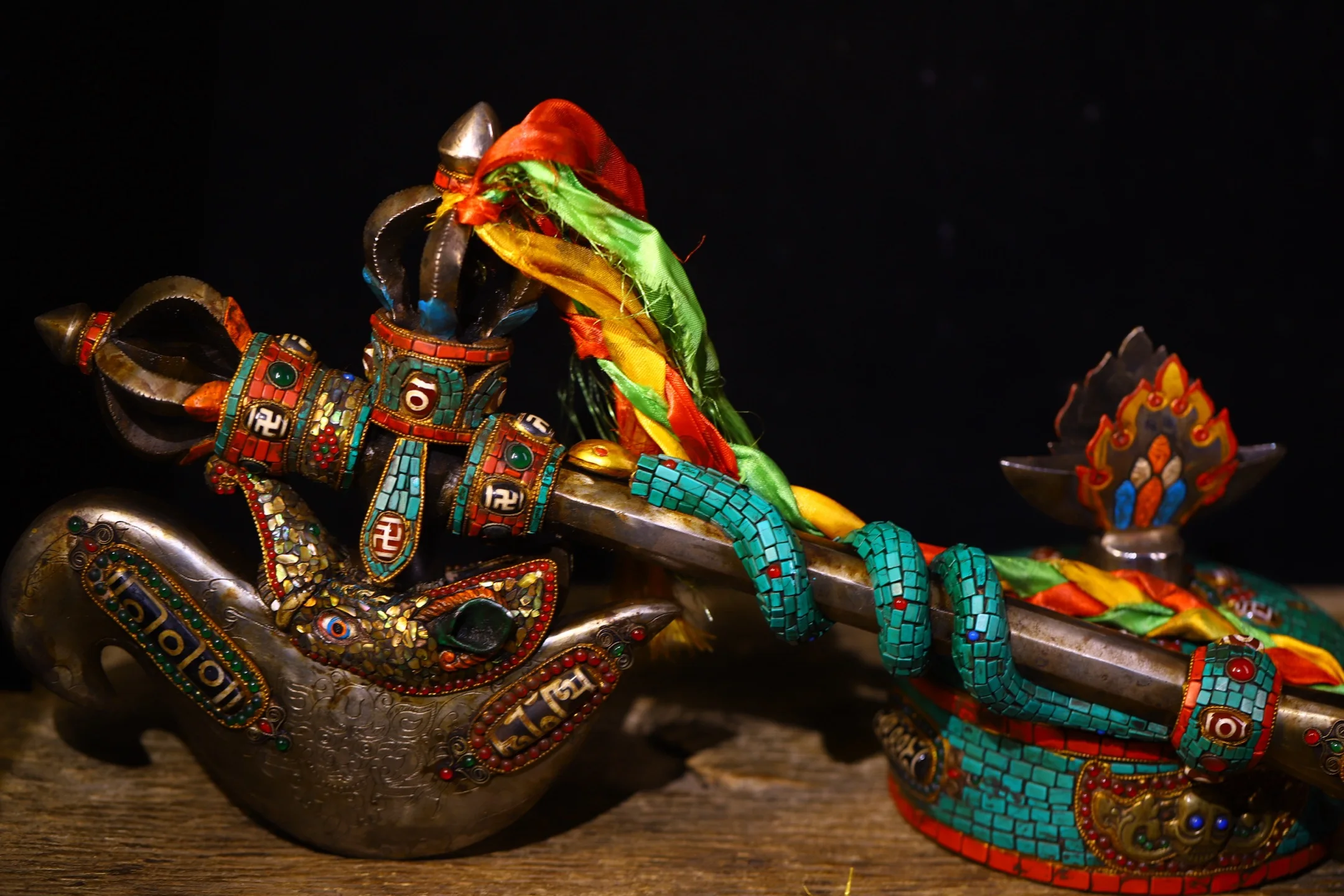 

25"Old Xizang Folk Collection Old Tiantie Painted Mosaic Gem gZi Beads Turquoise Axe Shaped Dorje Vajra Phurpa Tomahawk Base