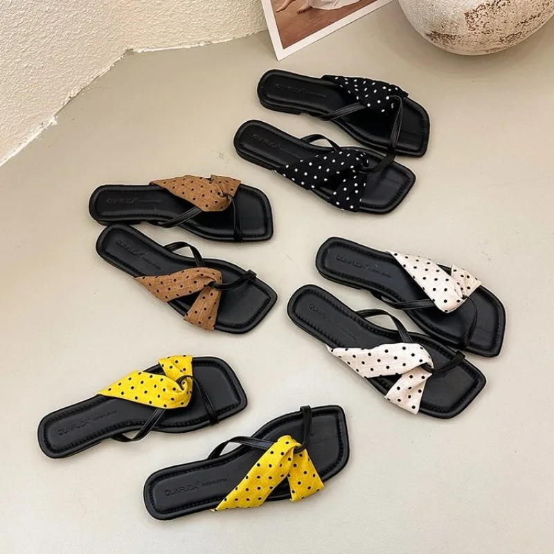 

Summer New Polka Dot Cross Strap Women's Slippers Fashion Trend Design Square Toe Flat Comfort Shoes for Women Шлепки Женские