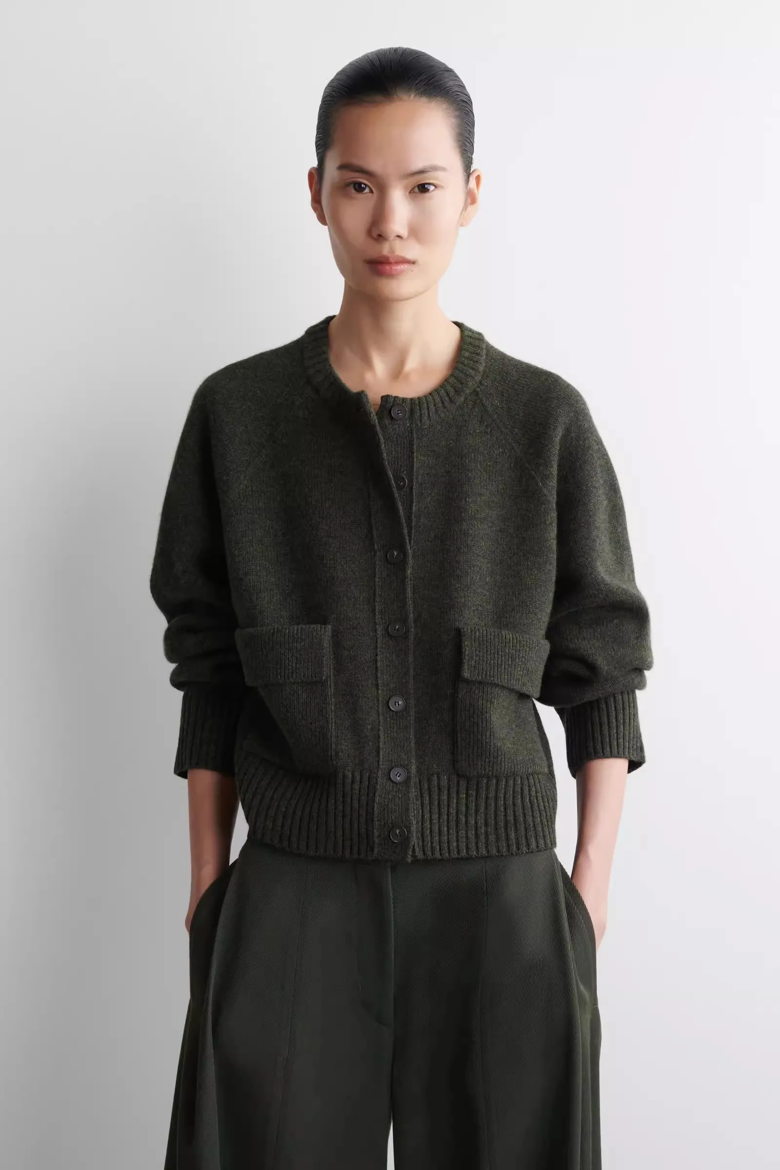 Ethereal MD 2025 cos نمط جديد للشتاء من الموضة غير الرسمية للسيدات سترة محبوكة برقبة دائرية من مزيج الصوف القياسي