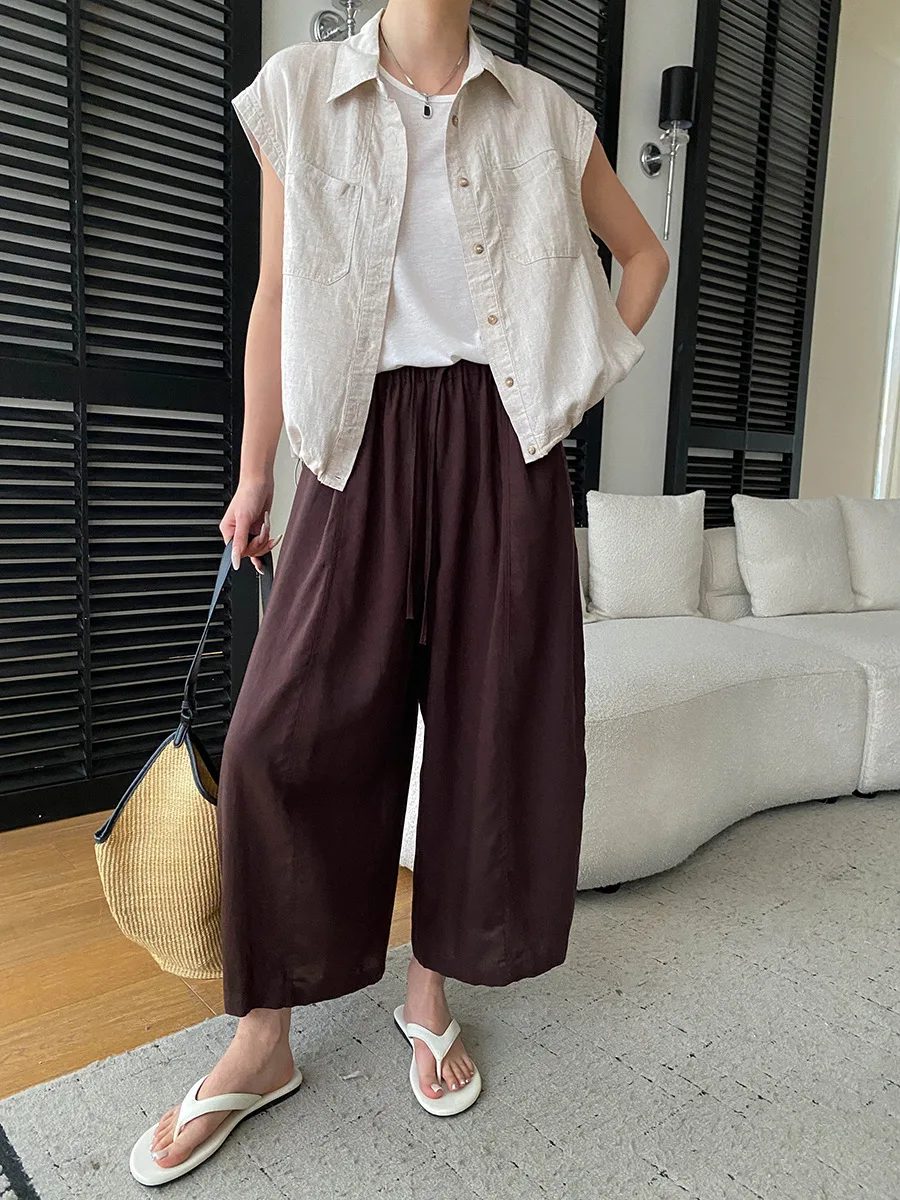 Sommerliches Damenhemd in unifarbenem Design mit Reverskragen, zwei Taschen und lockerem, kurzem Flügelärmel. – Detail 14