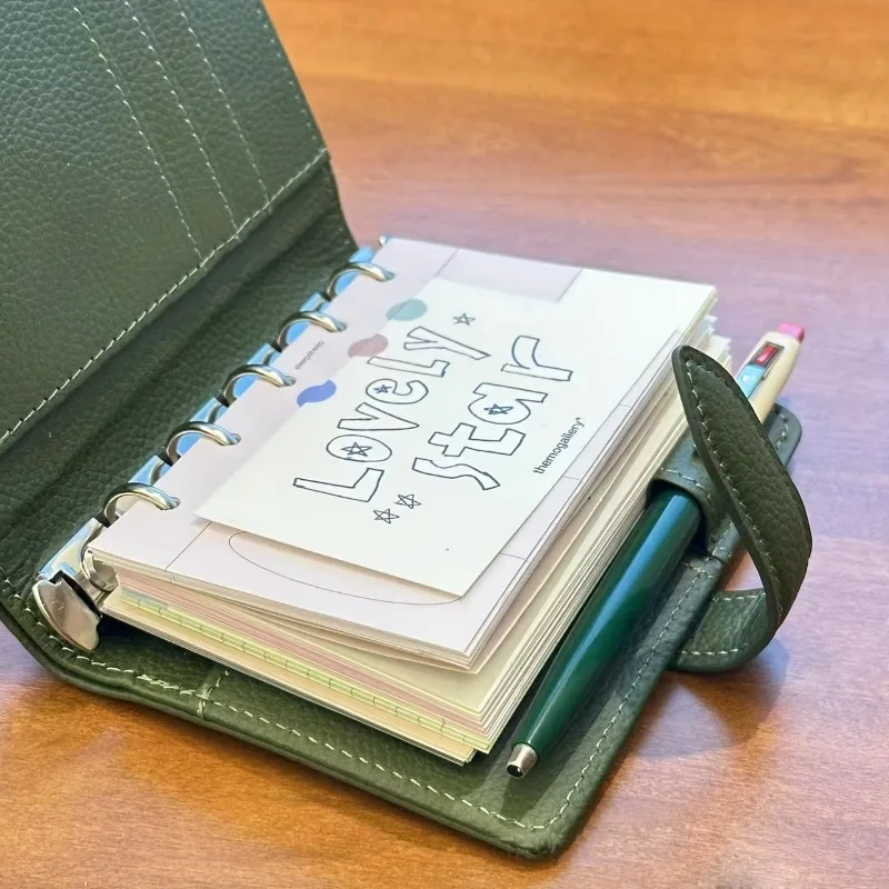 

1 olive green M5 loose leaf ledger, with an artificial leather cover and gold spiral binding, supporting 180 ° flat layout. Loose leaf design allows for free replacement of inner pages, thick material is durable and portable