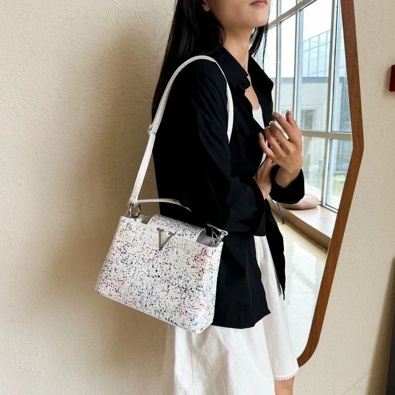 

Trendy Letter Logo Crossbody Bag For Women With High-End Vintage Fashion Solid Color Elegant And Practical Commuter