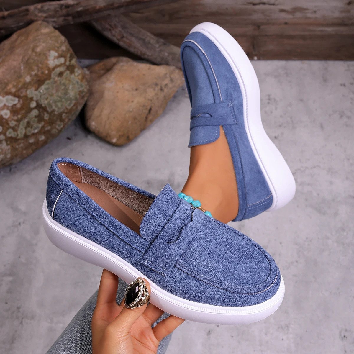 

2025 New Women Sneakers British Fashion Solid Color Sneakers Women Lightweight Flat Shoes Women Outdoor Comfortable Casual Shoes