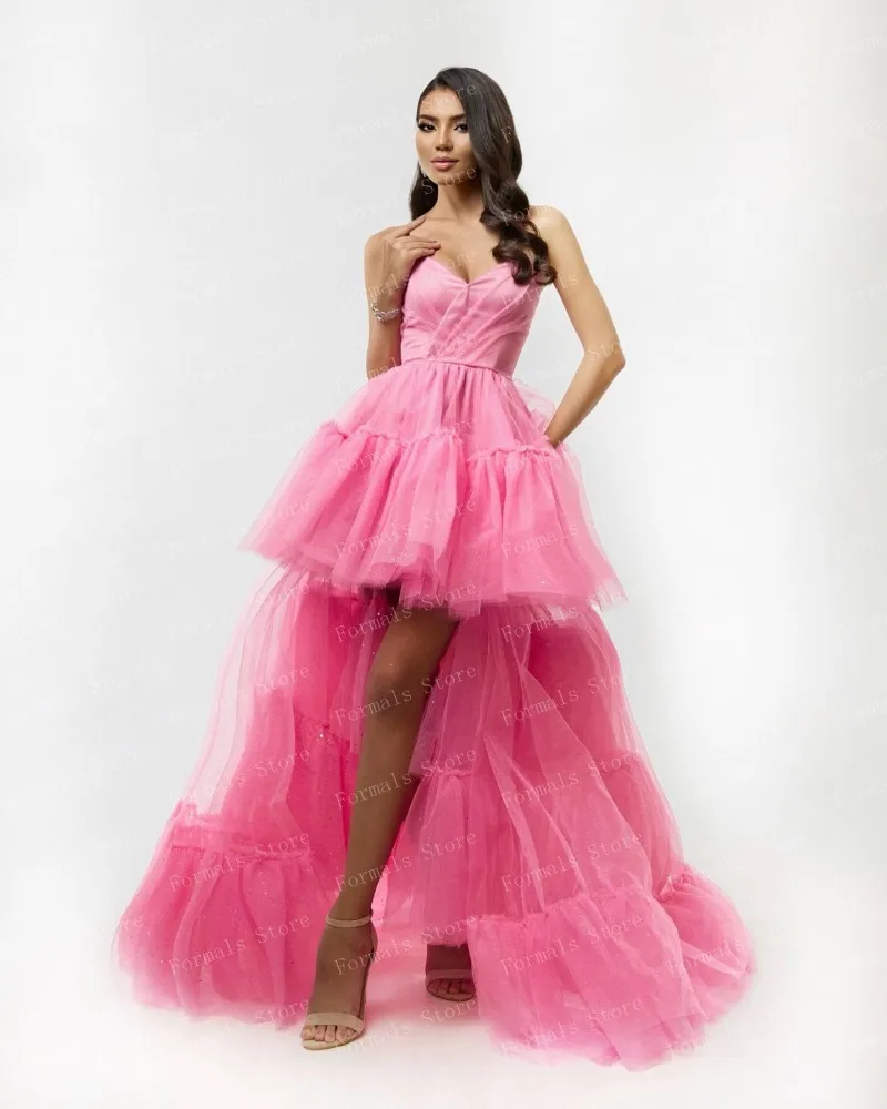 Robe en tulle rose avec jupe superposée et décolleté en cœur avec paillettes scintillantes et ourlet haut et bas, élégante et glamour