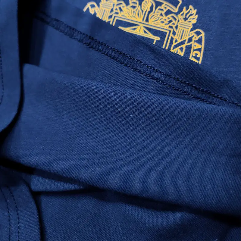 US Naval Academy Navy Crest Grafik-T-Shirt, marineblaues Baumwoll-T-Shirt mit kurzen Ärmeln und Rundhalsausschnitt für Herren, Militär-Streetwear-Oberteil – Detail 5