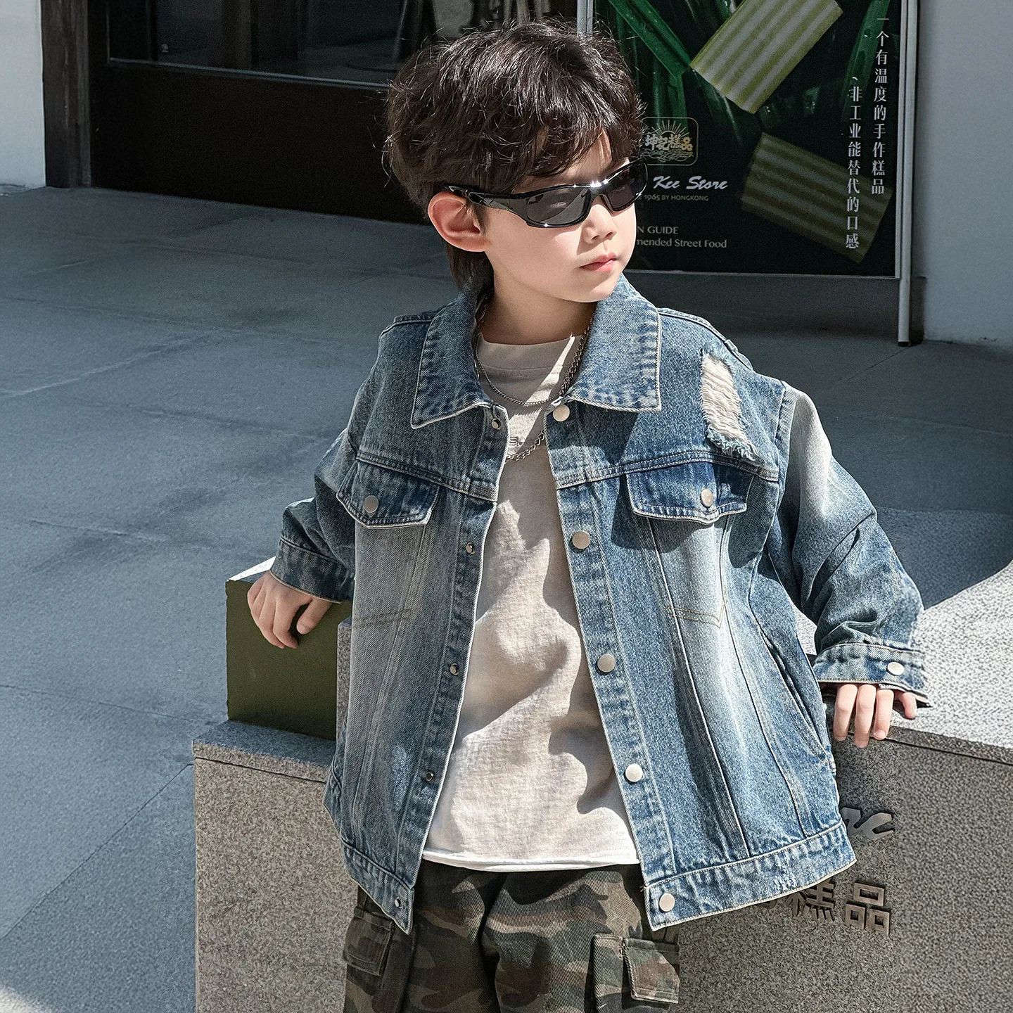 

Джинсовая куртка на весну и осень для мальчиков, детская корейская новинка 2023 года, детская одежда, простой и модный универсальный топ в стиле ретро и крутой