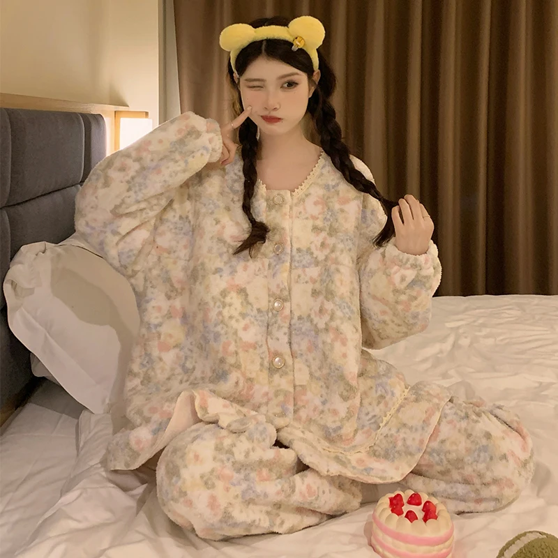 

Женские пижамные комплекты: атласные, сохраняющие тепло, легкие в уходе, с V-образным вырезом, коротким рукавом, шорты-бермуды, зимняя домашняя одежда, уютные и легкие