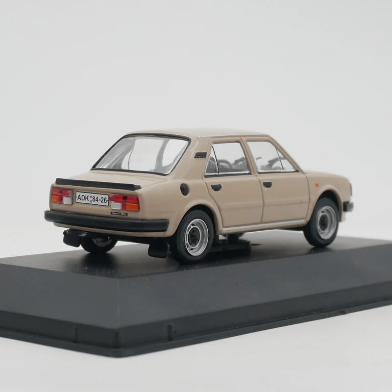 Ixo 1:43 Skoda 105L Druckgussauto Metallspielzeugfahrzeugmodelle