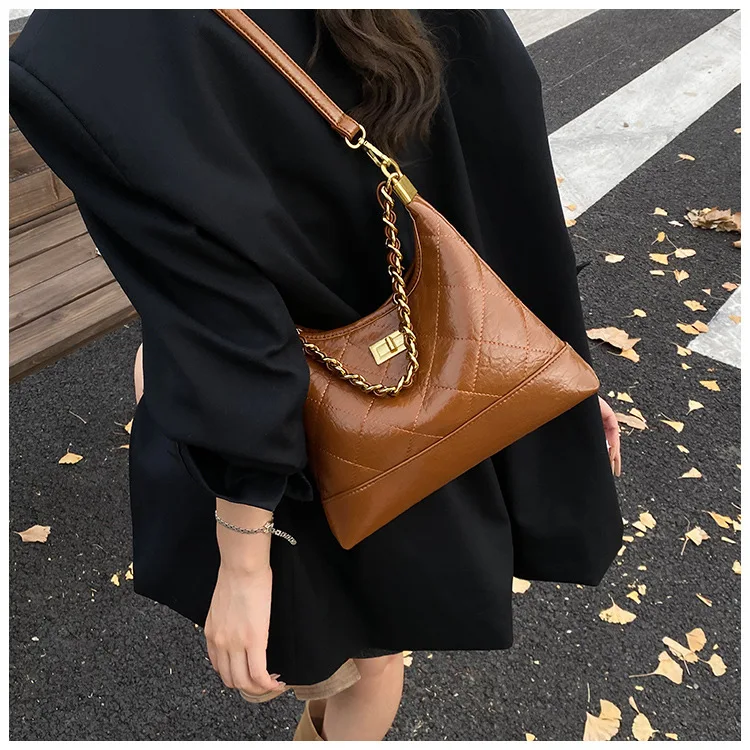 حقيبة تحت الإبط بسلسلة ألماس جديدة على طراز شانيل لعام 2025 - محفظة صغيرة عبر الجسم، تصميم كوري بسيط، خفيفة الوزن وفاخرة