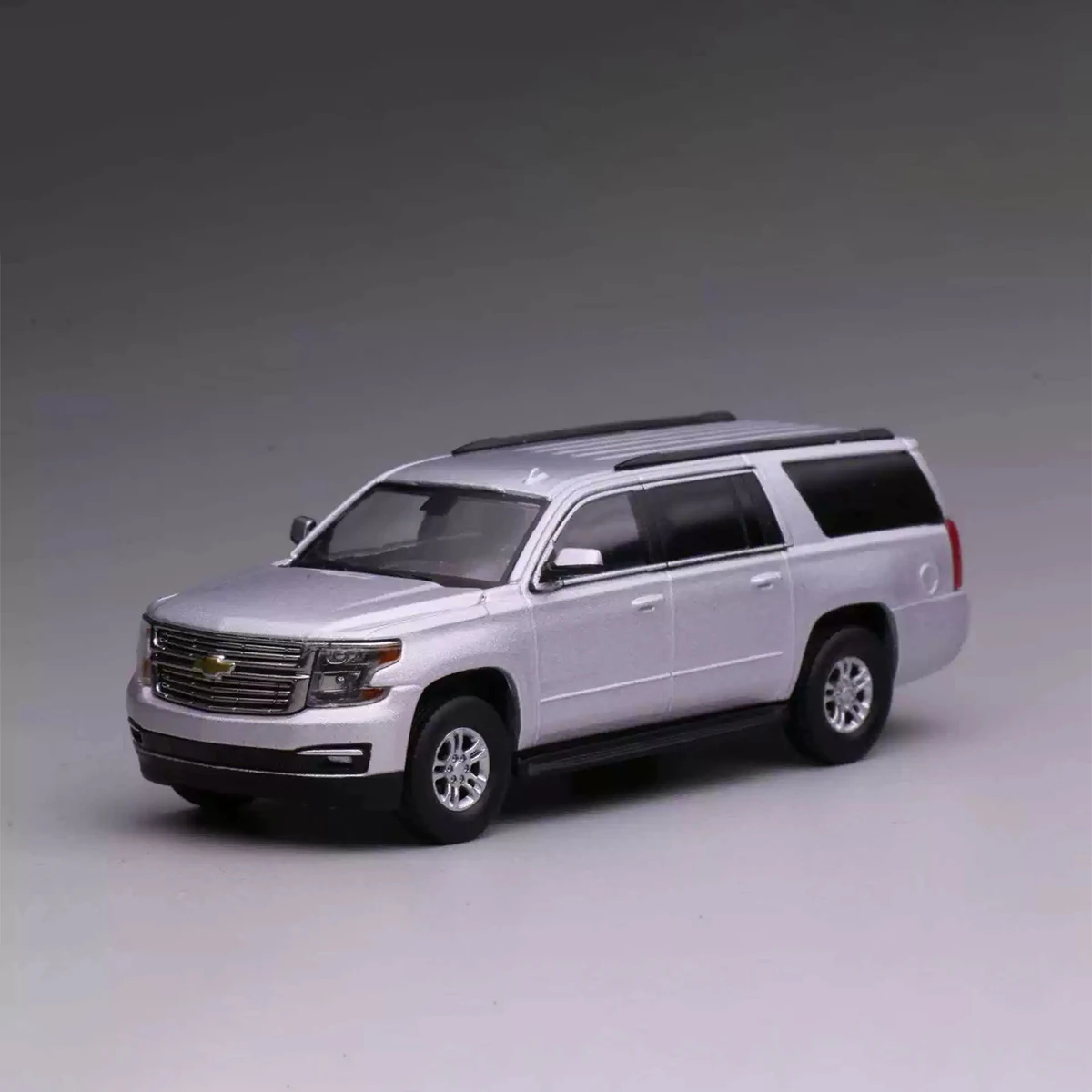 596 1:64 Chevrolet Suburban SUV Alloy Diecast Model Car Collectible