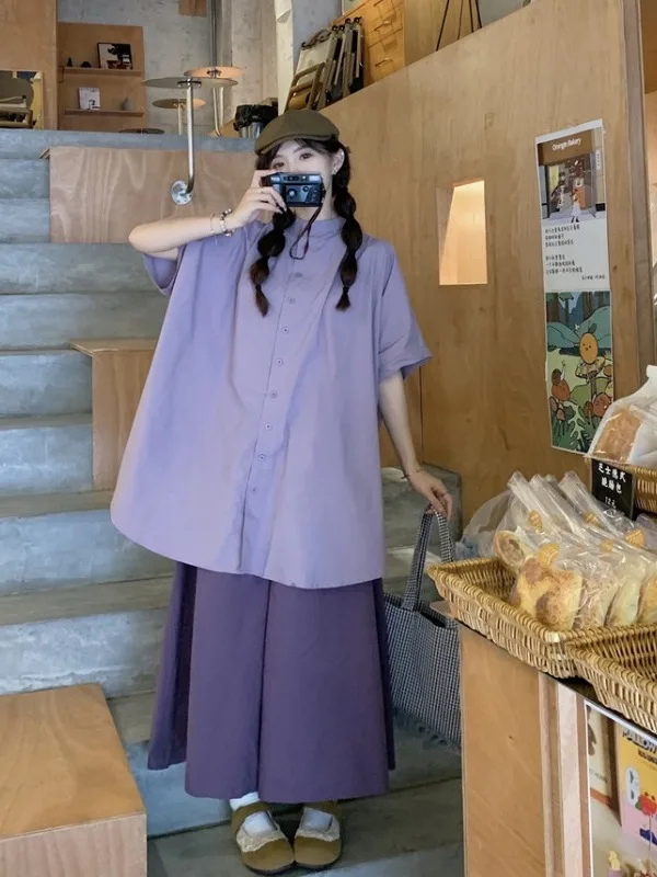 

Комплект для женщин больших размеров: фиолетовая свободная рубашка с коротким рукавом и брюки прямого кроя с высокой талией. Новинка лета, удобный и модный повседневный стиль.