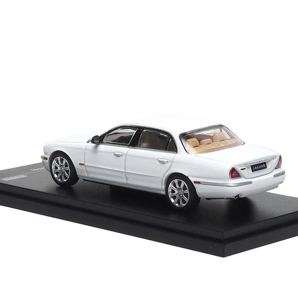 

Модель легкосплавного автомобиля AlmostReal AR 1:64 XJ X350