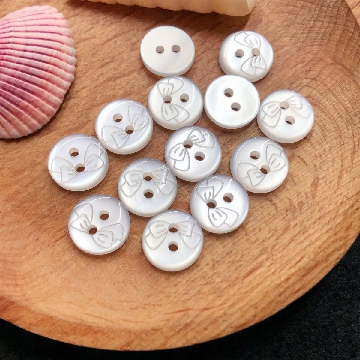 Pearlescent two-eye laser bow single bread children's sweater knitted sweater jacket shirt buckle DIY decoration