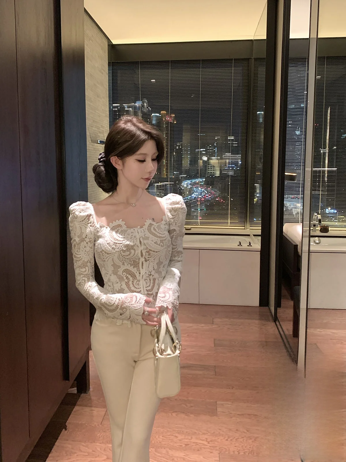 

Женская приталенная футболка Kubiliv с длинным рукавом, квадратным воротником, объемными рукавами-фонариками, тяжелой вышивкой и жемчужными пуговицами, укороченная