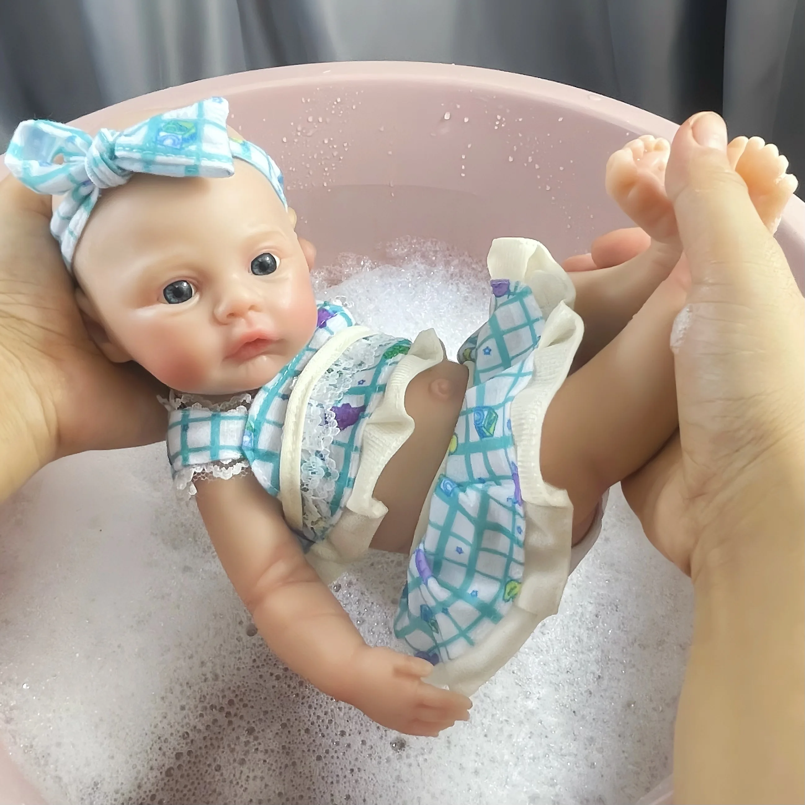 دمية صغيرة من السيليكون بالكامل مقاس 13 بوصة من Reborn Baby Meadow Doll Girl قابلة للغسل جسم نابض بالحياة من السيليكون الصلب الناعم هدية عيد الميلاد والكريسماس