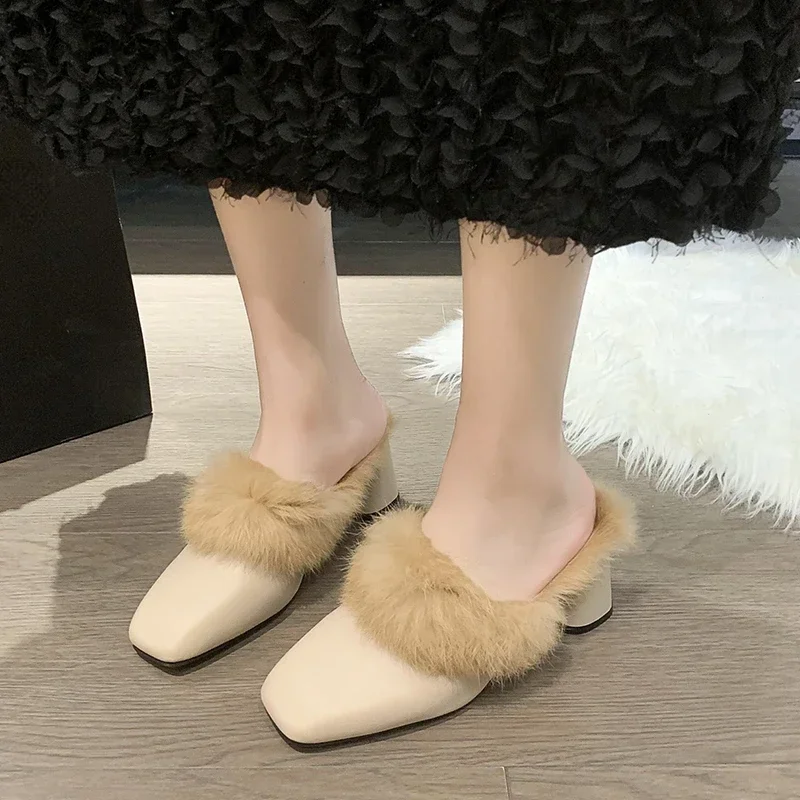 

2024 осень/зима новые модные сандалии плюшевые теплые квадратные полутапочки с закрытым носком Повседневные высокие каблуки