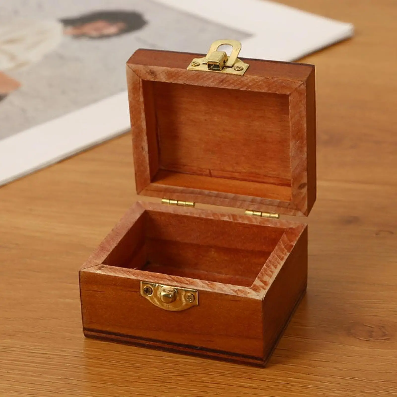 1/12 Scale ไม้ Treasure Chest อุปกรณ์เสริมทนทานคลาสสิก Vintage กล่องเก็บเครื่องประดับจัดระเบียบสําหรับเด็กผู้หญิงวันหยุดของขวัญ