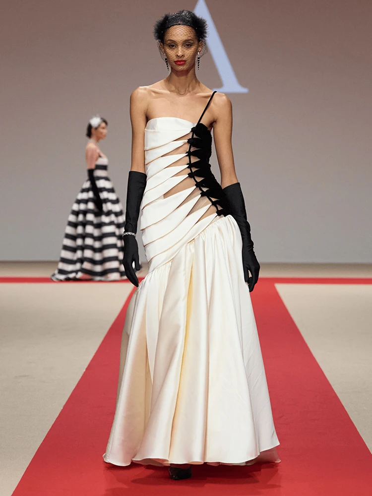 Vestido feminino glamouroso off-white de cetim sem alças com painéis transparentes e saia com babados para galas formais e festas noturnas