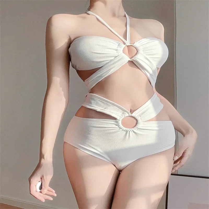 2025 Costume da bagno da donna con cinturino bianco Costume da bagno bikini sexy per ragazza calda da donna a tre punti per le vacanze primaverili