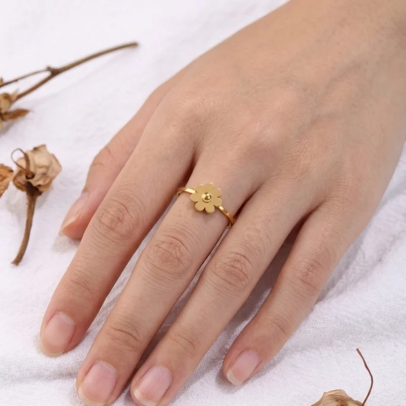 1 Piece Stainless Steel Ring with 18K Gold Plating and a Smooth Surface, Featuring a Small Flower Design. Korean-Style Fresh and Youthful Fashion for Women, Suitable for Daily Layering, Versatile and Gentle Style Jewelry. the Flower Design Symbolizes Good Luck and Beauty, Making It a Perfect Gift for Friends. It Can Be Worn in Many Occasions Such as Commuting, Shopping, Dating, or Traveling