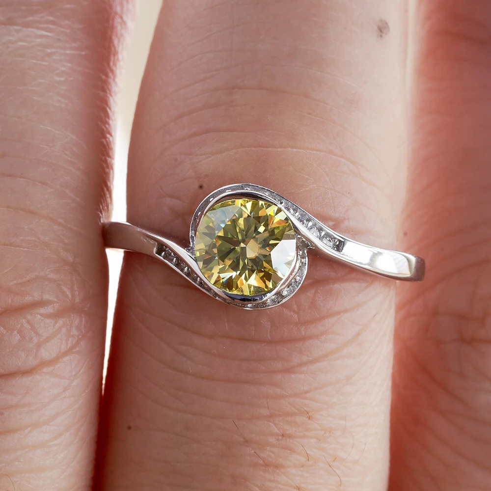 JoyceJelly 1CT Moissanit-Ring, 925er-Sterlingsilber-Schmuck für Damen, D-Farbe, VVS1, runder, im Labor hergestellter, glänzender Diamant-Ehering. – Detail 5