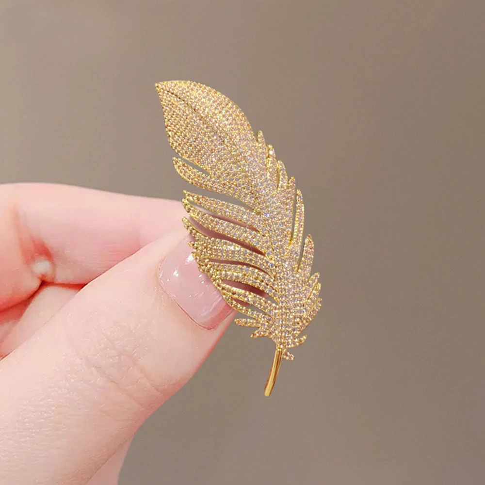 Luxury Gold Color Crystal Feather Brooches For Women Rhinestone Alloy Plant Brooch Lady Party Safety Pins Jewelry Gift