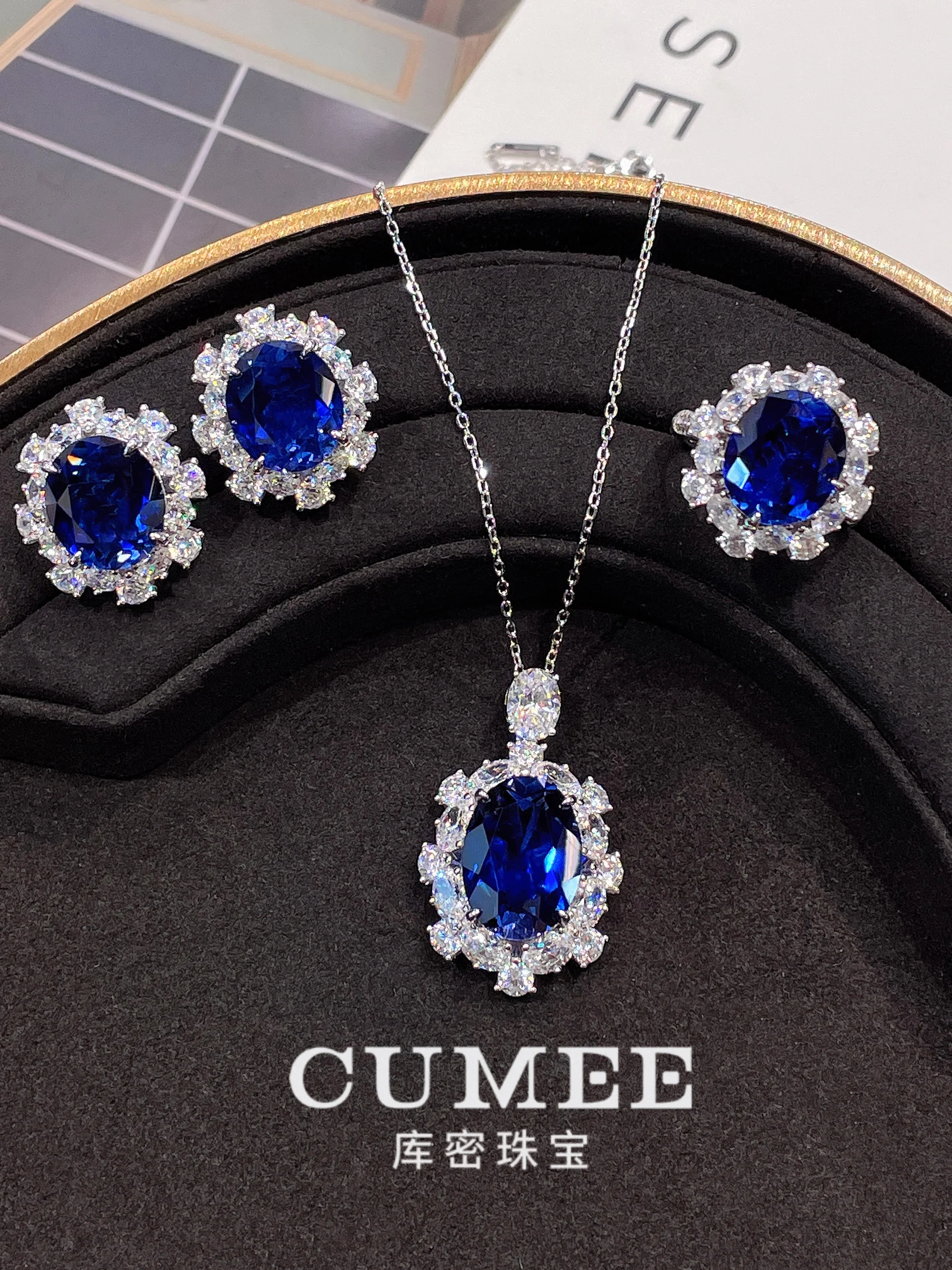 

Cumee Large 8 Carat Luxury Cultivated Synthetic Gemstone Sapphire Ring for Women 925 Sterling Silver Plated 18K Gold