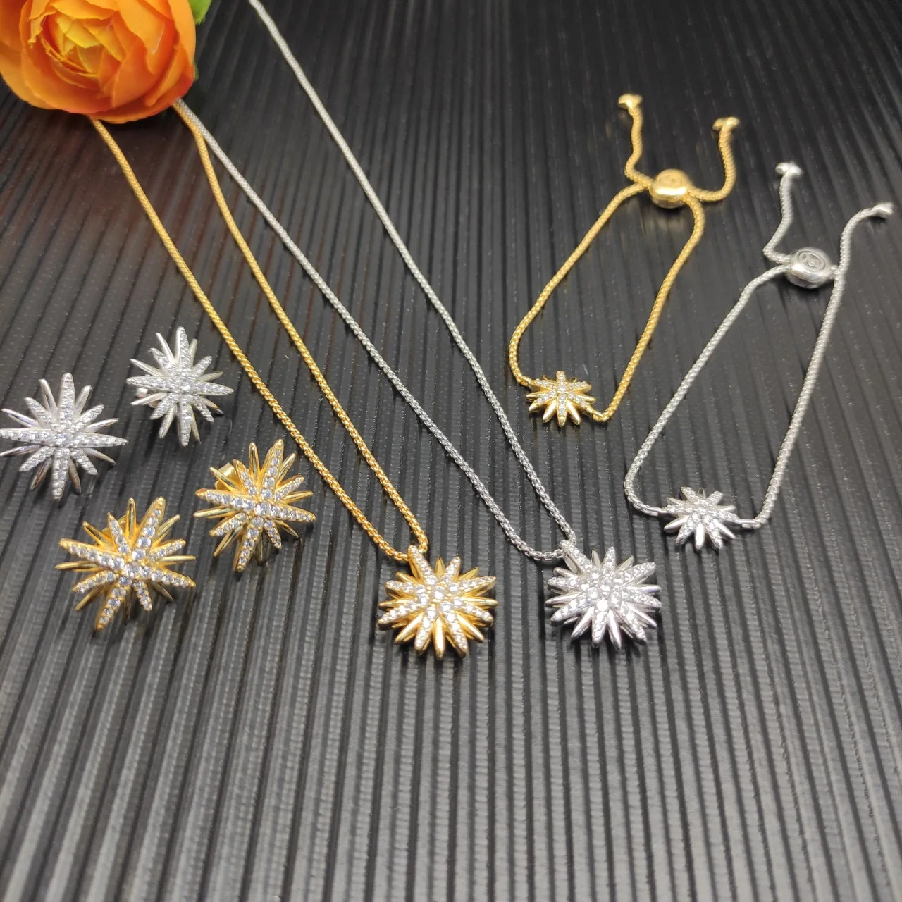 

Новый высококачественный модный и простой комплект украшений с подсолнухами (колье, серьги, браслет) к Рождеству 2026 года — подарок на День святого Валентина