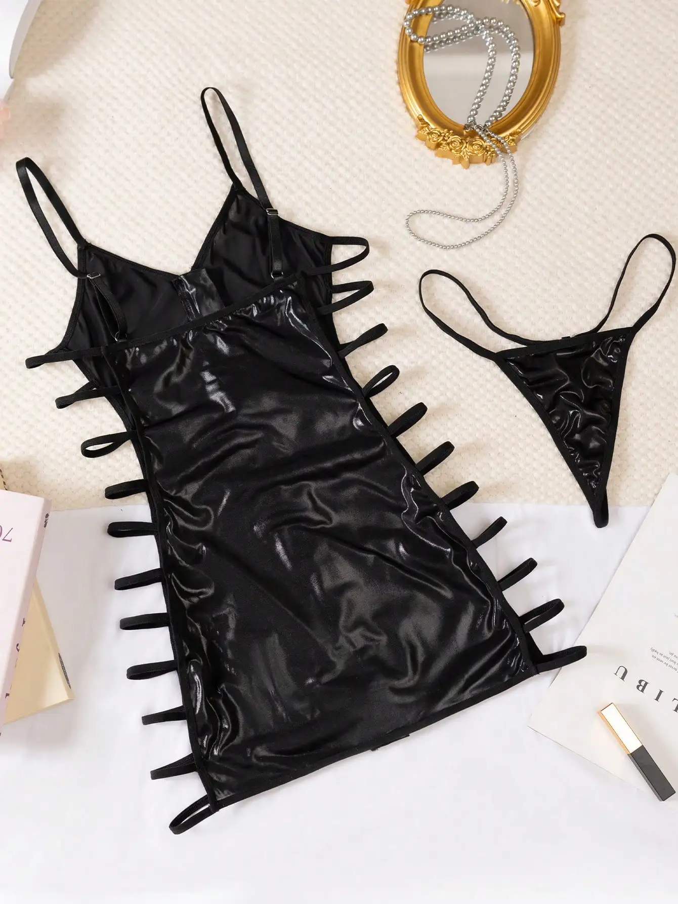 

Женский комплект из 2 предметов: атласное белье с молнией спереди и вырезами на бретелях