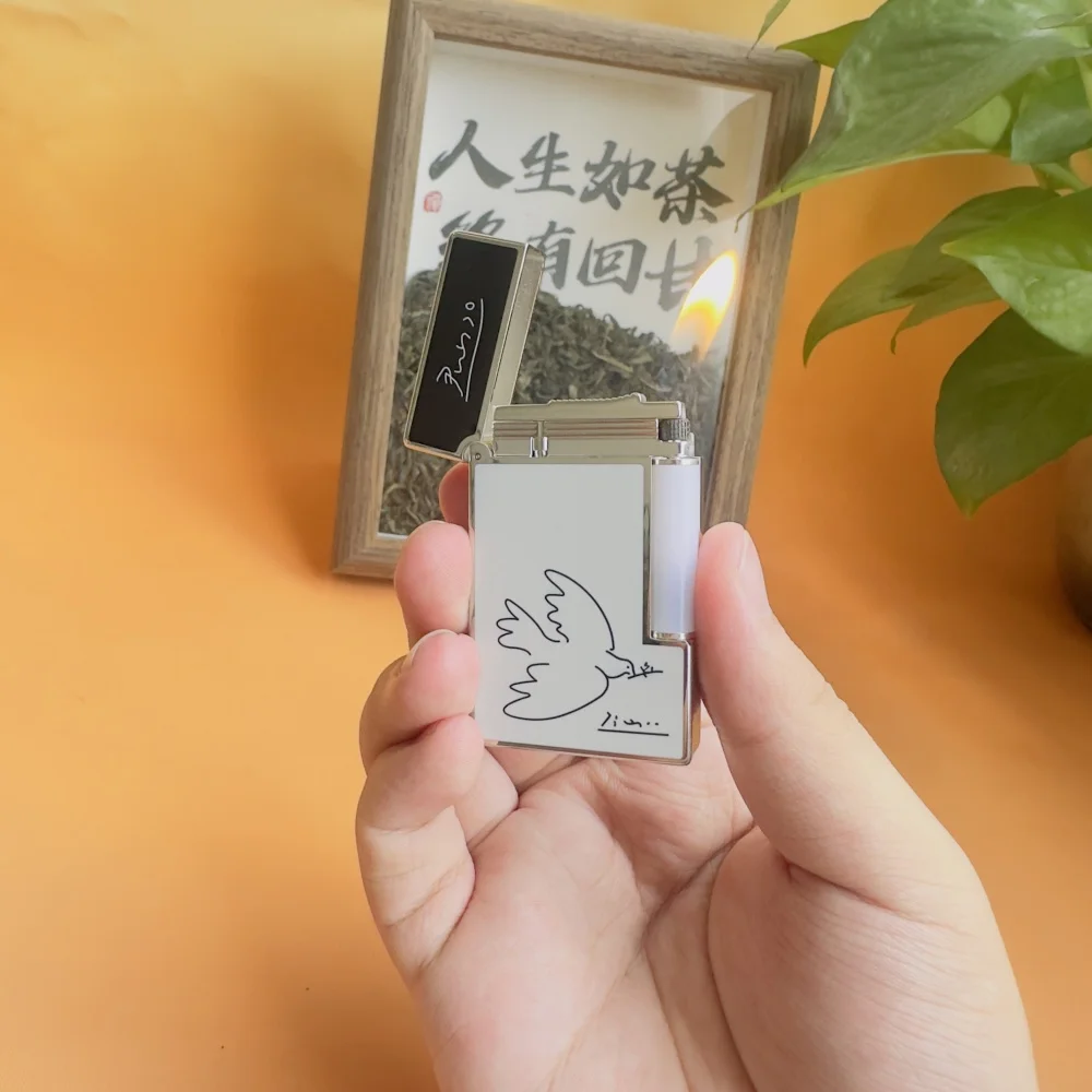 

Luxury pure copper custom lighter, men's gift, gas-filled, loud sound, comes with a set of custom accessories.