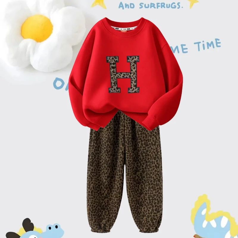 

Осенний комплект одежды для маленьких девочек, детский модный топ с алфавитом и штаны с леопардовым принтом, костюм из двух предметов, модный костюм