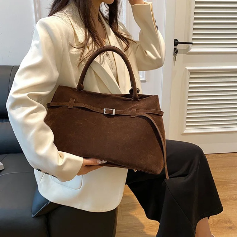 

Elegant Women's Handbag Made Of Premium Leather Boasting Trendy Commuter Design And Classic Paris Vintage Look​