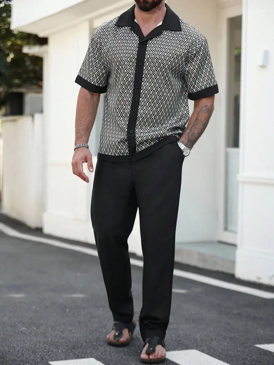Conjunto Casual de Verano de Dos Piezas para Hombre: Camisa de Manga Corta con Botones y Estampado Geométrico con Ribete Negro y Pantalones Negros Lisos