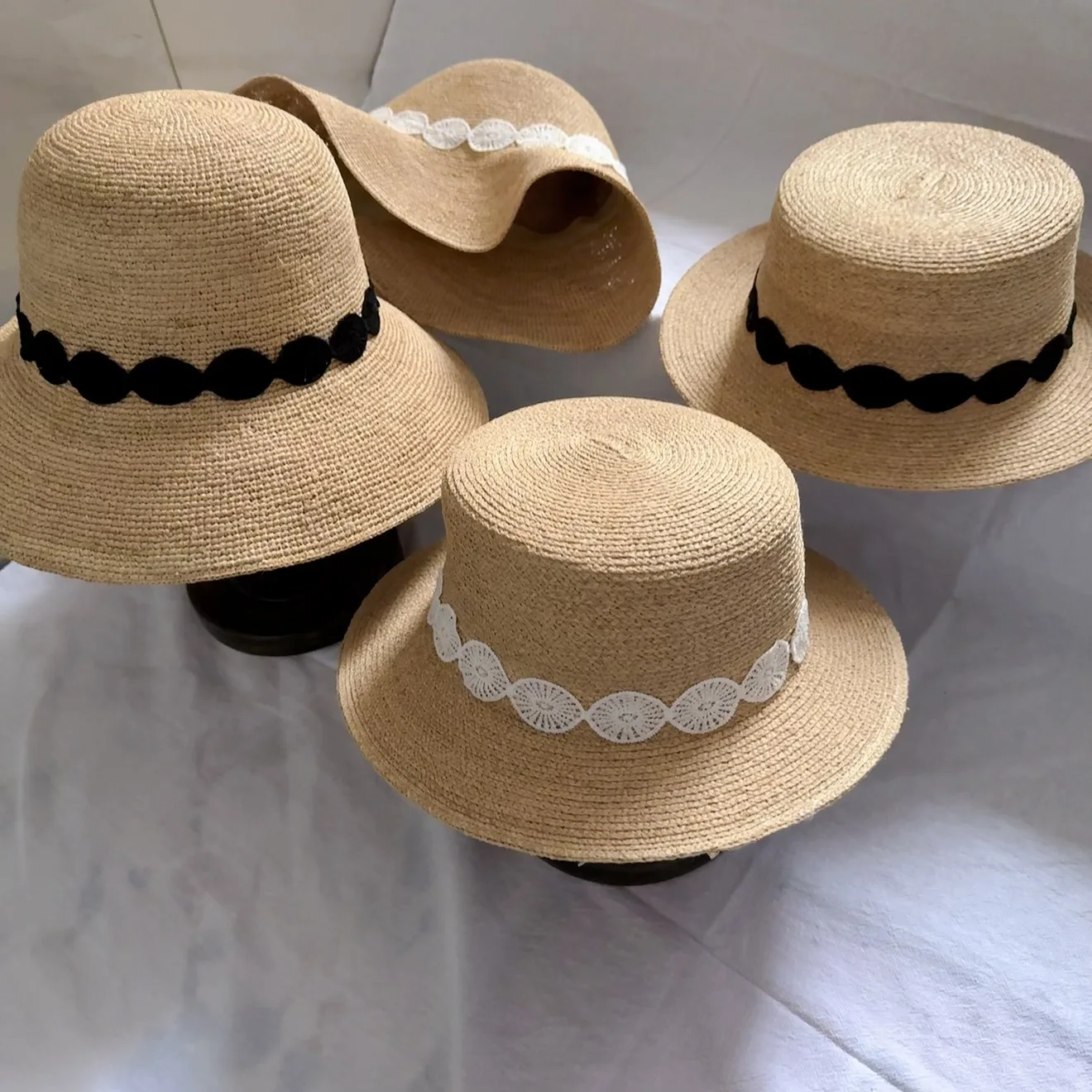 

Sun Hat for Women Wide Brim Straw Boater Hat Elegant Black White Lace Flat Beach Hat Ladies Summer Cap for Vacation Church Derby
