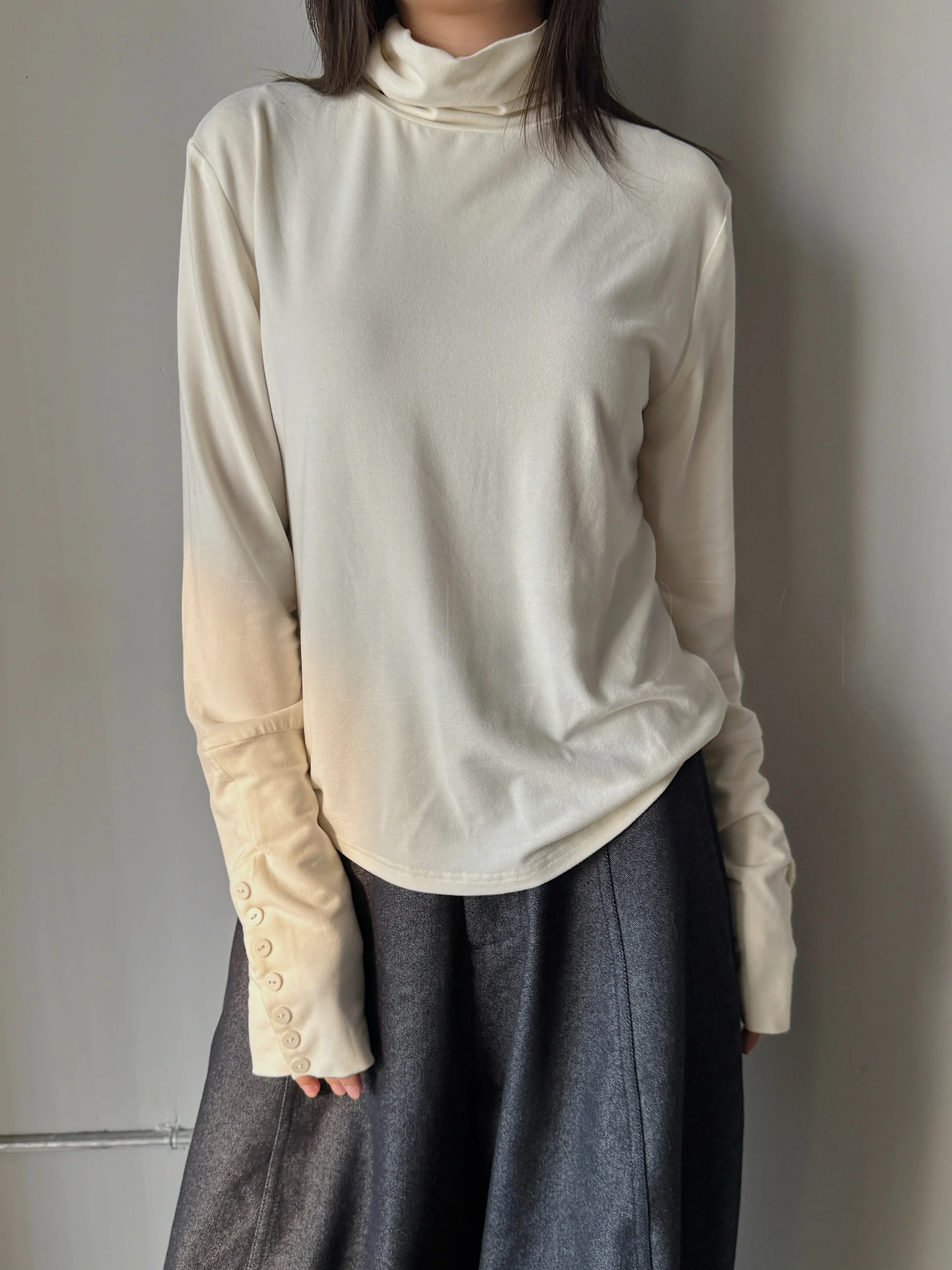 

Мягкая, удобная женская базовая футболка с высоким воротником, длинными рукавами, отделкой из флиса и многопланковым дизайном, из утолщенного премиального хлопкового смесового материала.