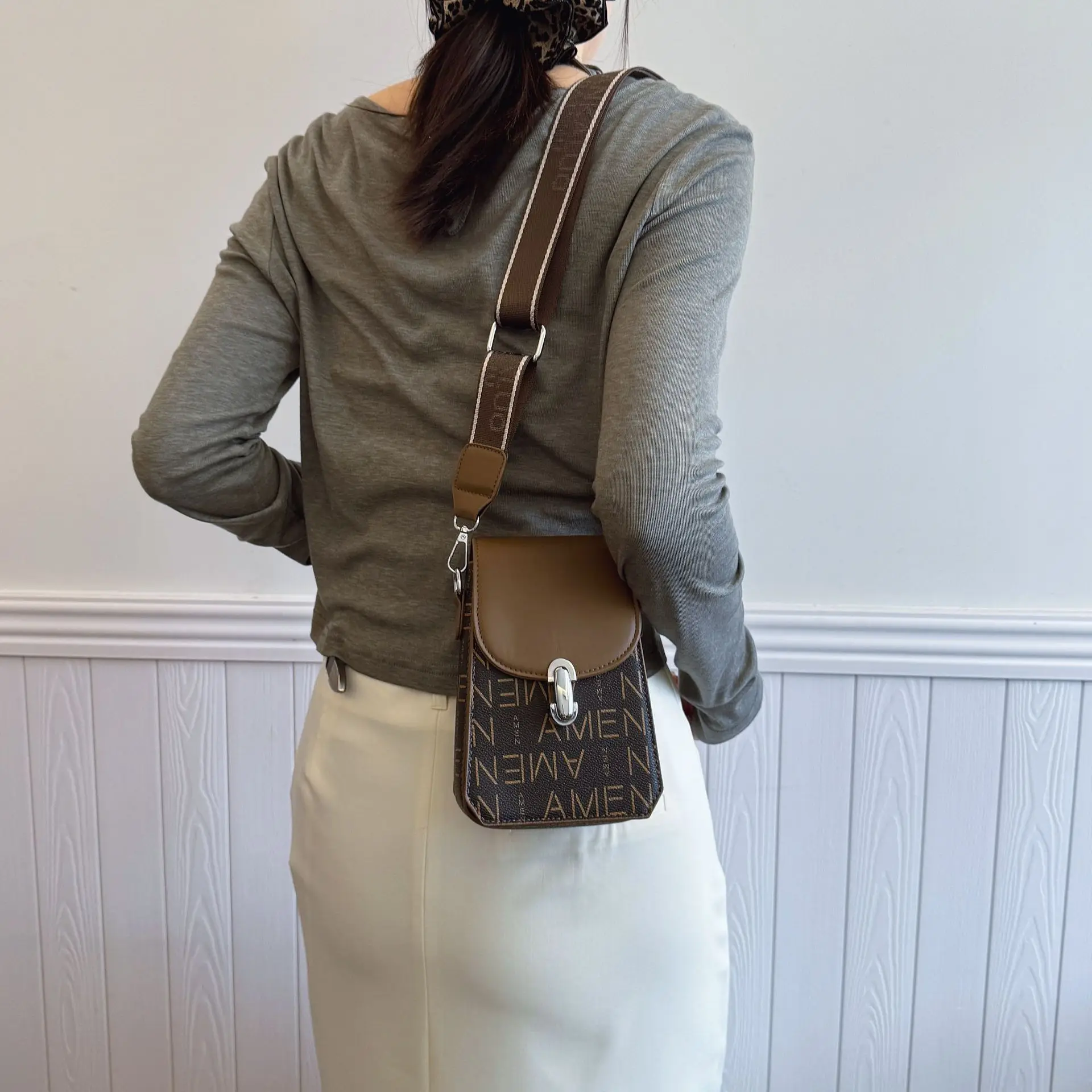 

Весна 2025 года — новинка лета! Женская сумка в сетку с принтом. Изысканная и модная сумка для мобильного телефона на плечо с широким ремешком, маленькая квадратная сумка