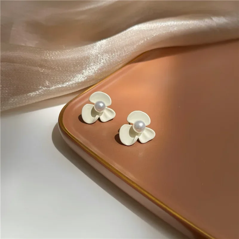 Korean Imitation White Pearl Flower Clip Earrings Without Piercing Hole Women Small Simple Three Petal Flower Ear Clips Earrings