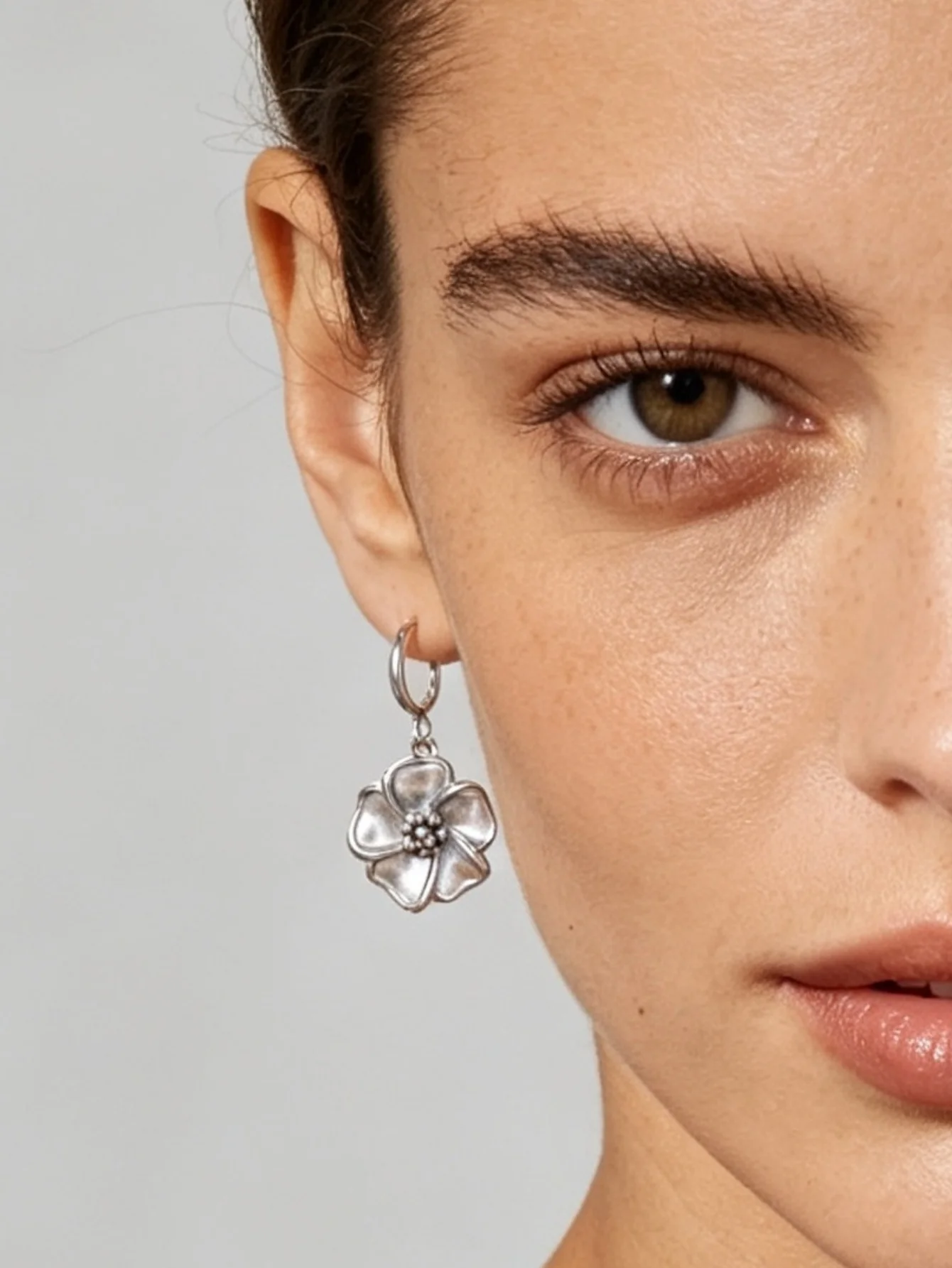 Silberfarbene Edelstahl-Blumen-Ohrringe für Damen, elegante florale Creolen, hängende Ohrringe, Piercing-Schmuck, Geschenk – Detail 8